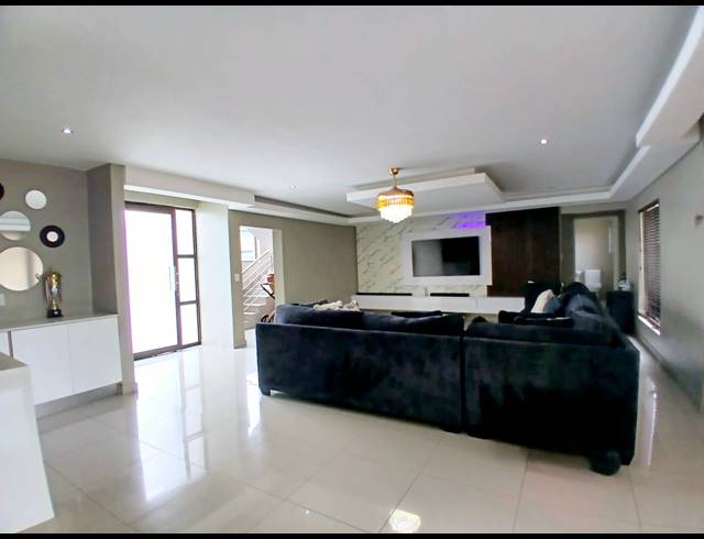 3 BEDROOM FREESTANDING FOR SALE IN BLUE VALLEY GOLF ESTATE